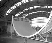 880851 Afbeelding van een skatedemonstratie op een mobiele halfpipe, in de oude veilinghal voor Groenten- en ...